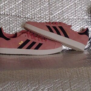 New Adidas with the box. The gazelle.